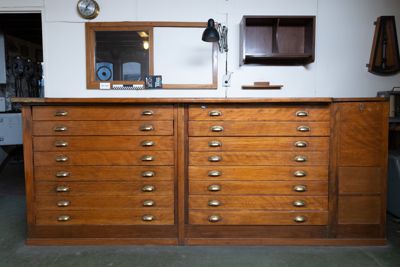 Foto Tavolo grande con 16 cassetti IGB-007230_20250416_003.jpg